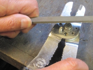 Cutting machine screws to size